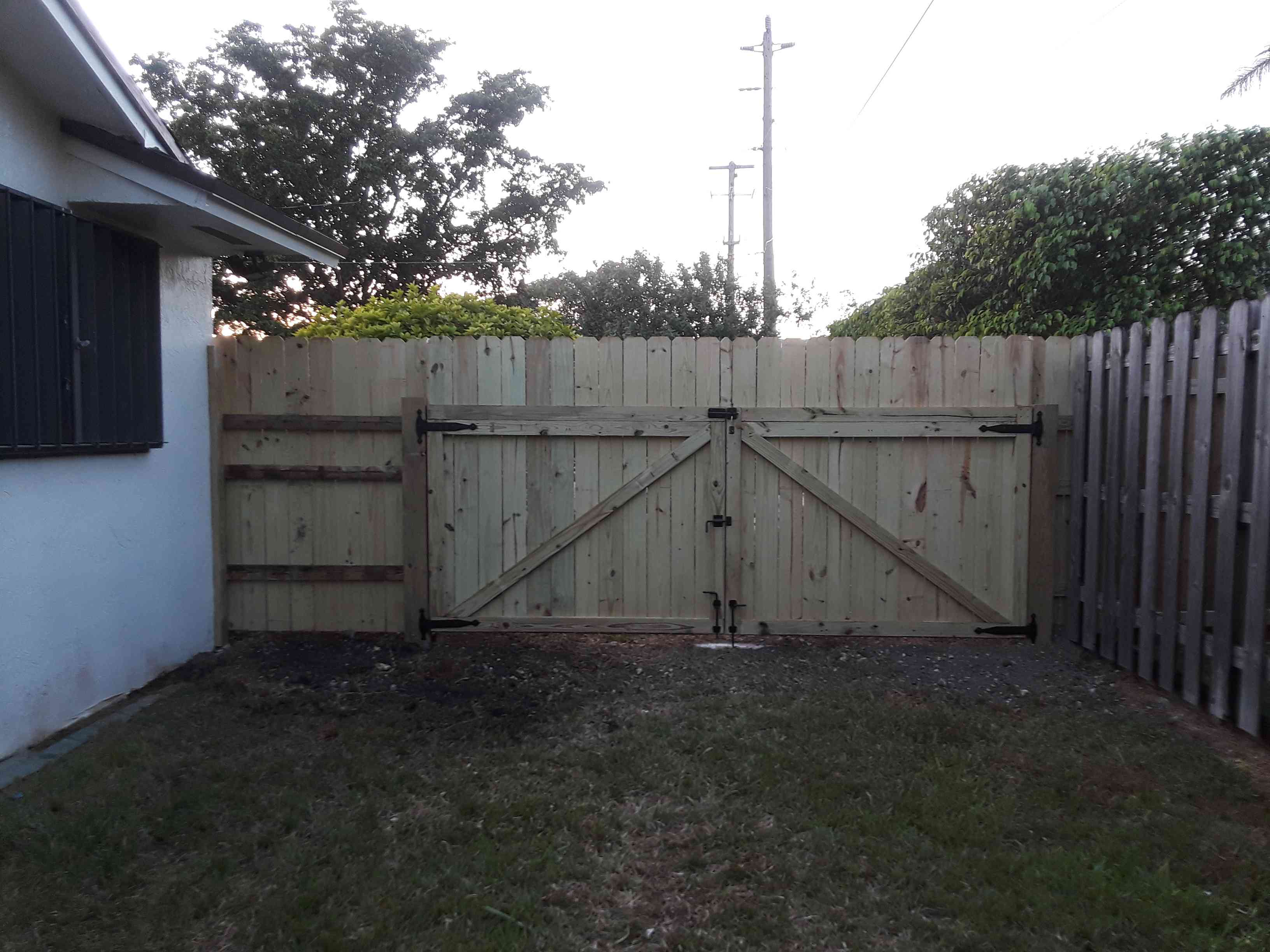 12F Wood Gate